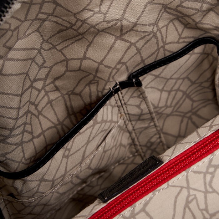 Товар черного цвета с внутренней стороны