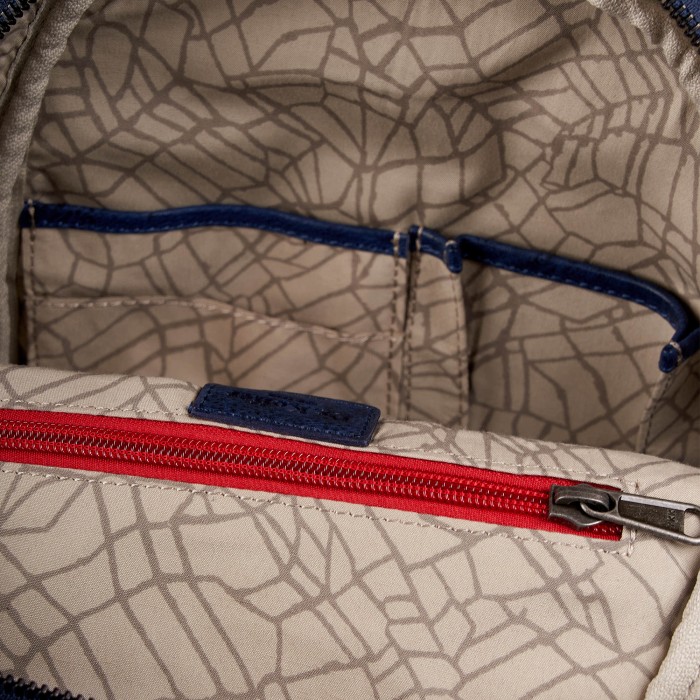 Товар синего цвета с внутренней стороны