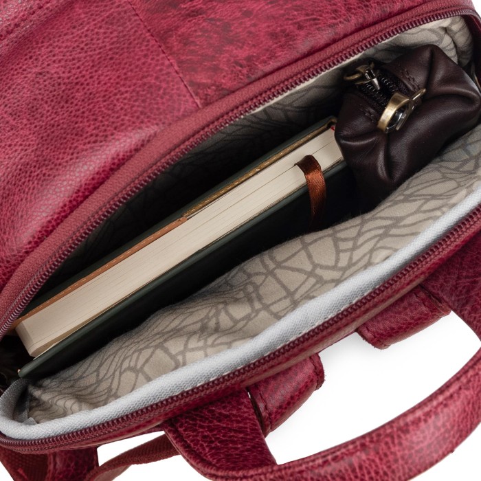 Товар красного цвета с внутренней стороны