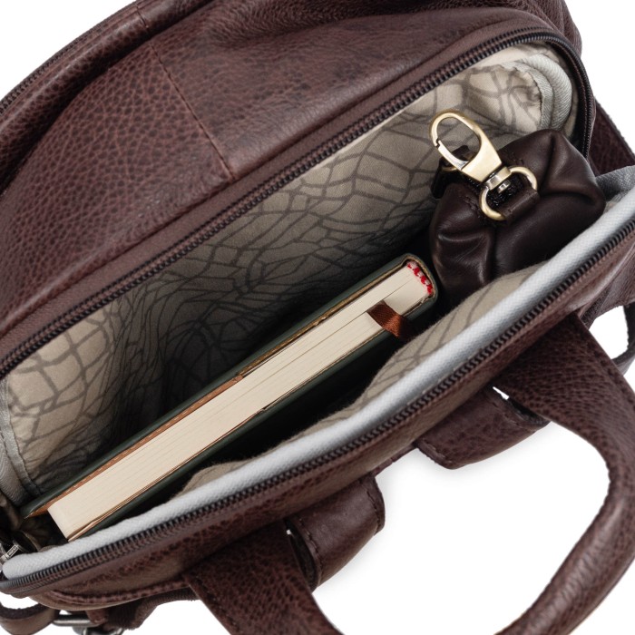 Товар коричневого цвета с внутренней стороны