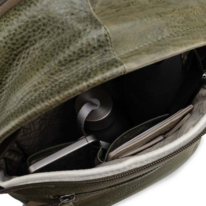 Товар зеленого цвета с внутренней стороны