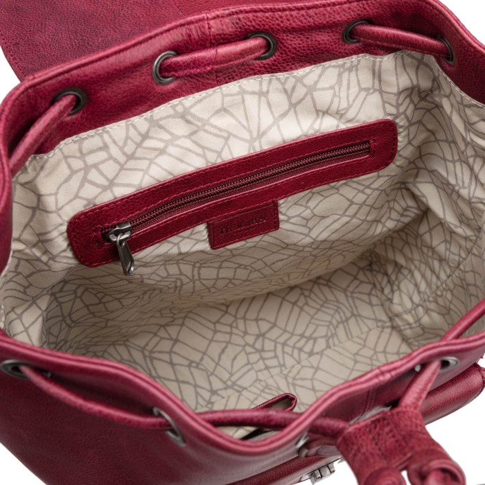 Товар красного цвета с внутренней стороны