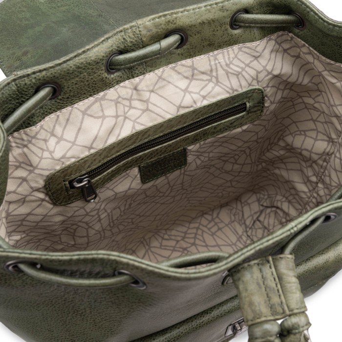 Товар зеленого цвета с внутренней стороны