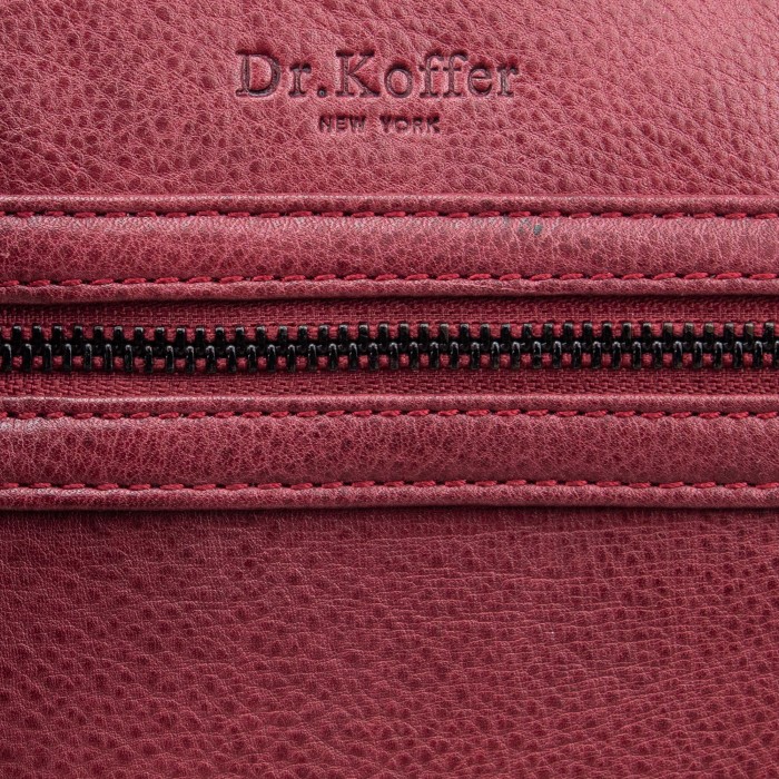 Товар красного цвета с внутренней стороны