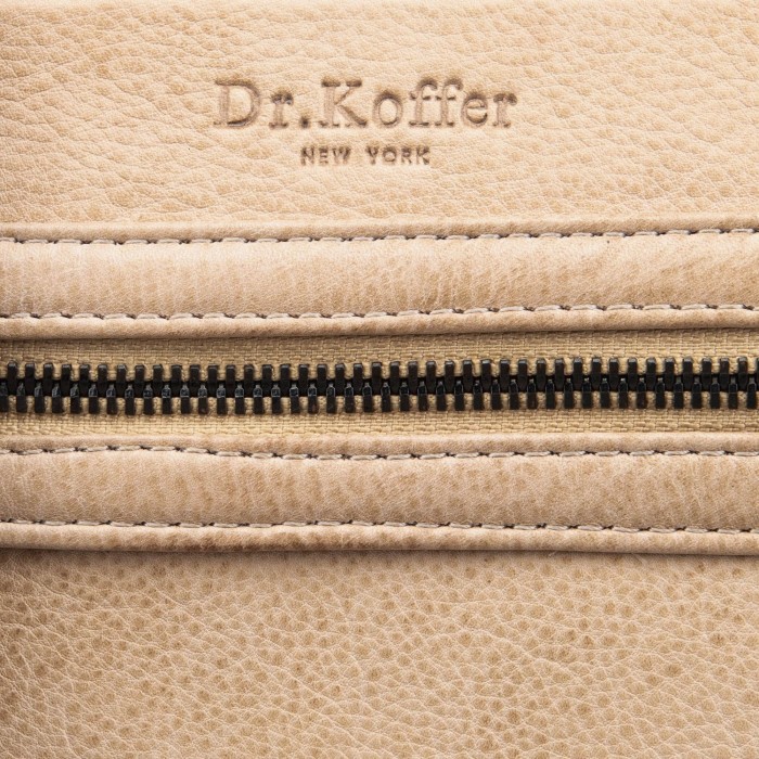 Товар бежевого цвета с внутренней стороны