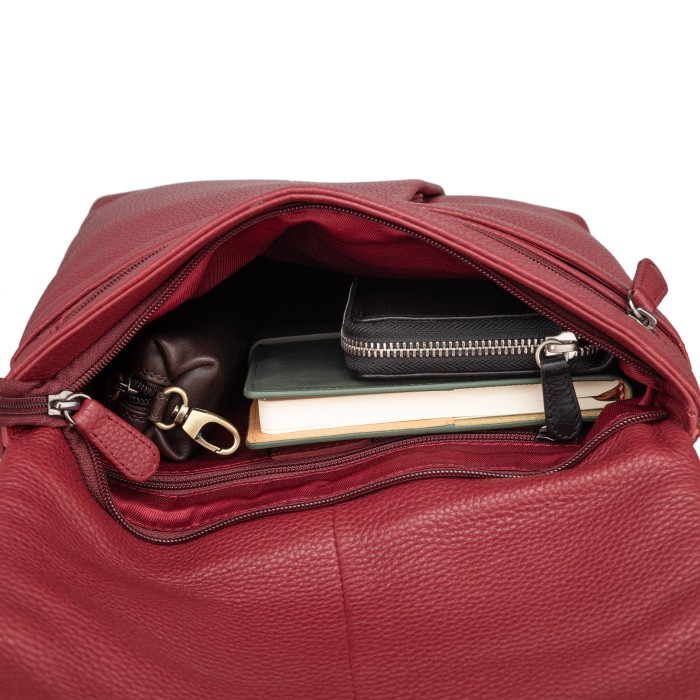 Товар красного цвета с внутренней стороны