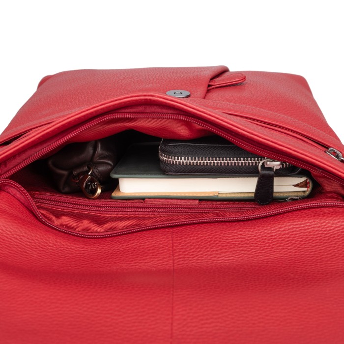 Товар красного цвета с внутренней стороны