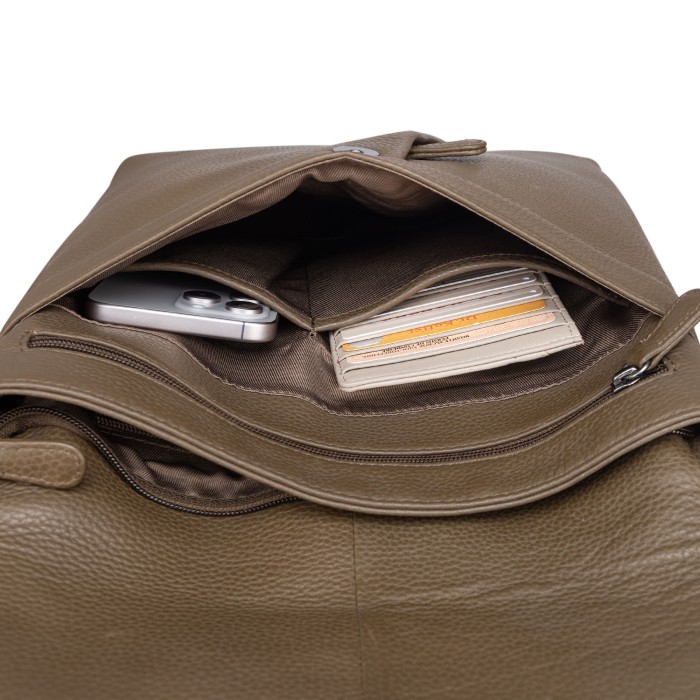 Товар коричневого цвета с внутренней стороны