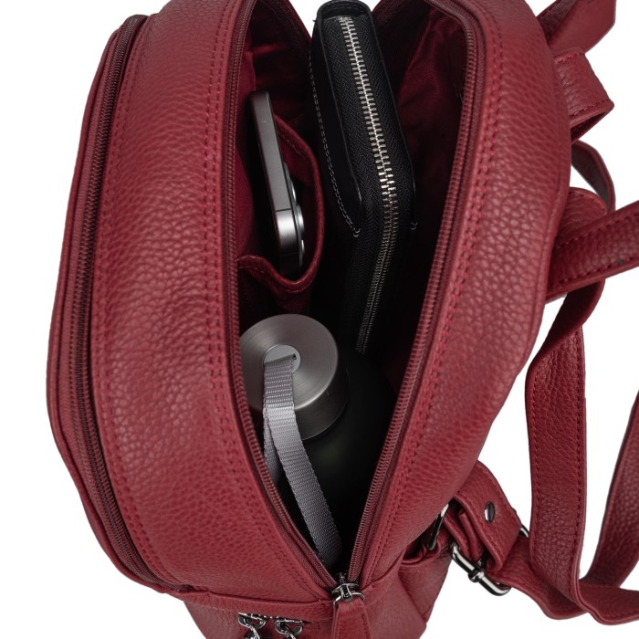 Товар красного цвета с внутренней стороны