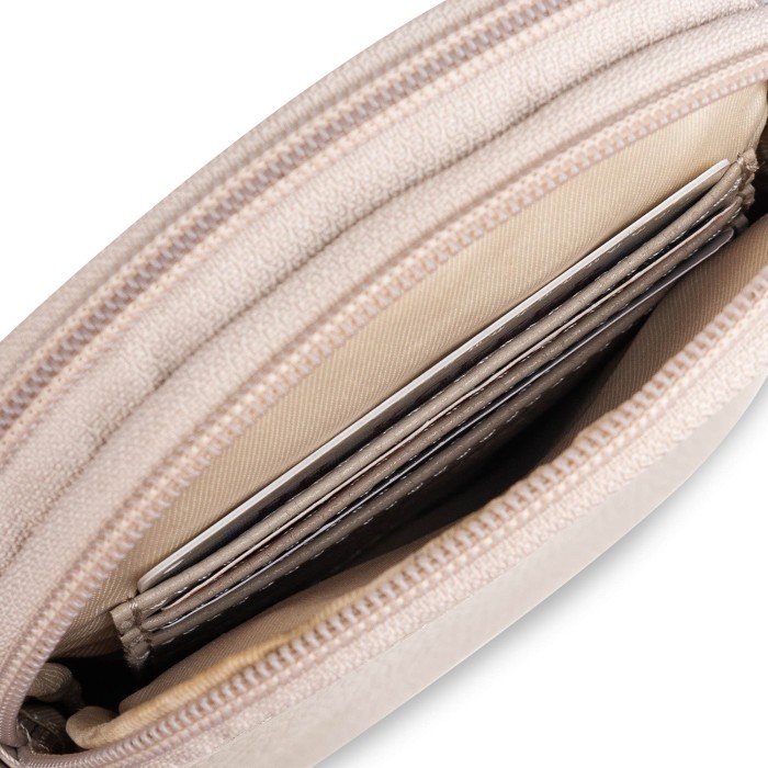 Товар белого цвета с внутренней стороны