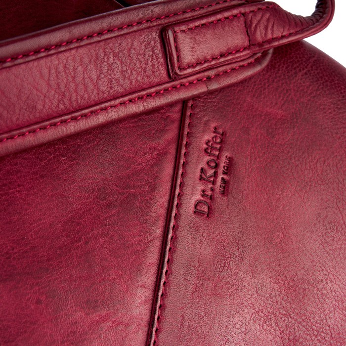 Товар красного цвета с внутренней стороны