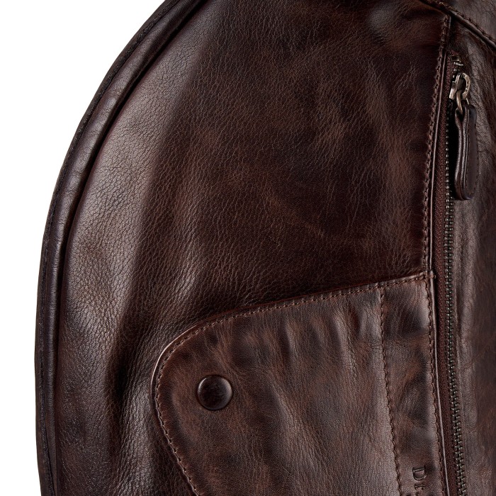 Товар коричневого цвета с внутренней стороны