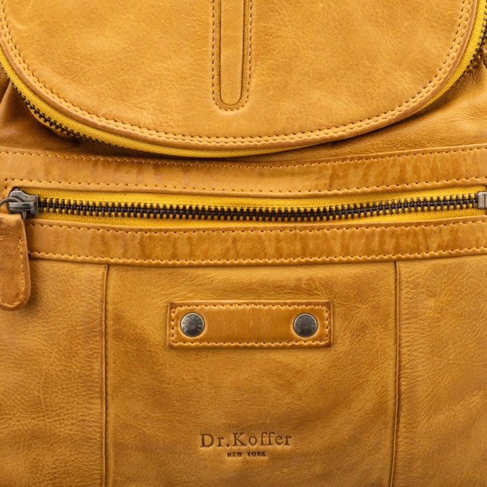 Товар желтого цвета с внутренней стороны