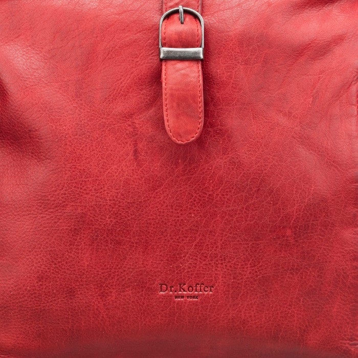 Товар красного цвета с внутренней стороны