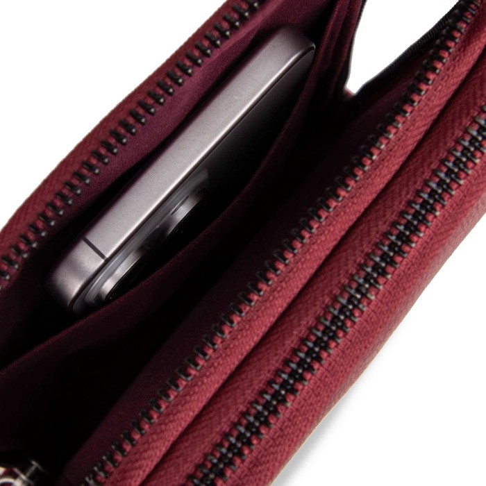 Товар красного цвета с внутренней стороны