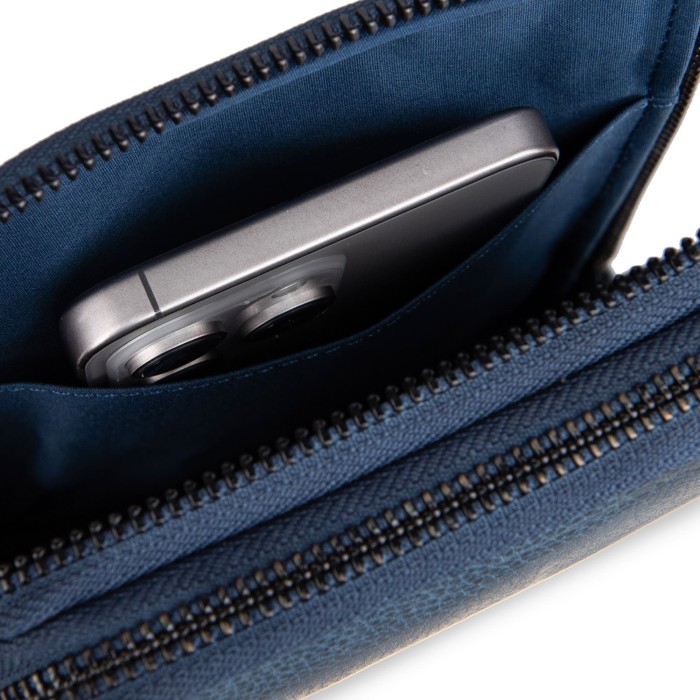 Товар синего цвета с внутренней стороны