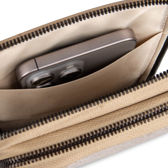 Товар бежевого цвета с внутренней стороны