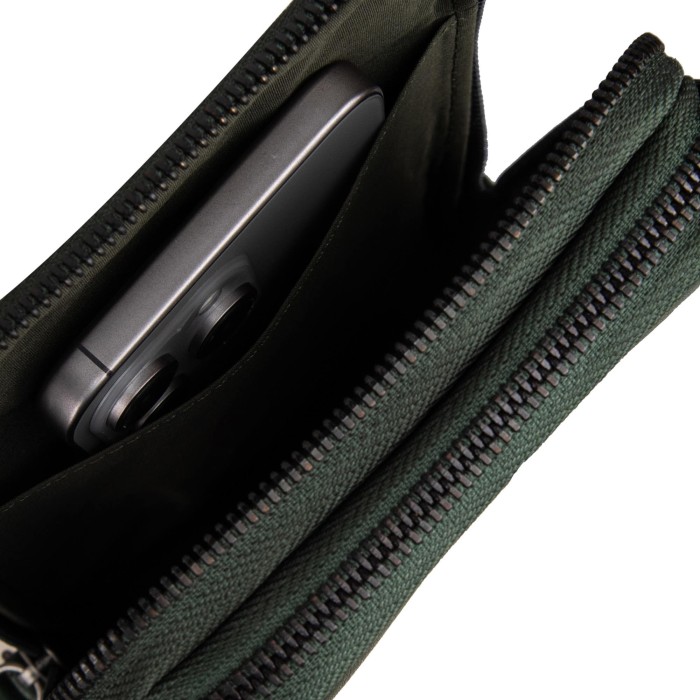 Товар зеленого цвета с внутренней стороны