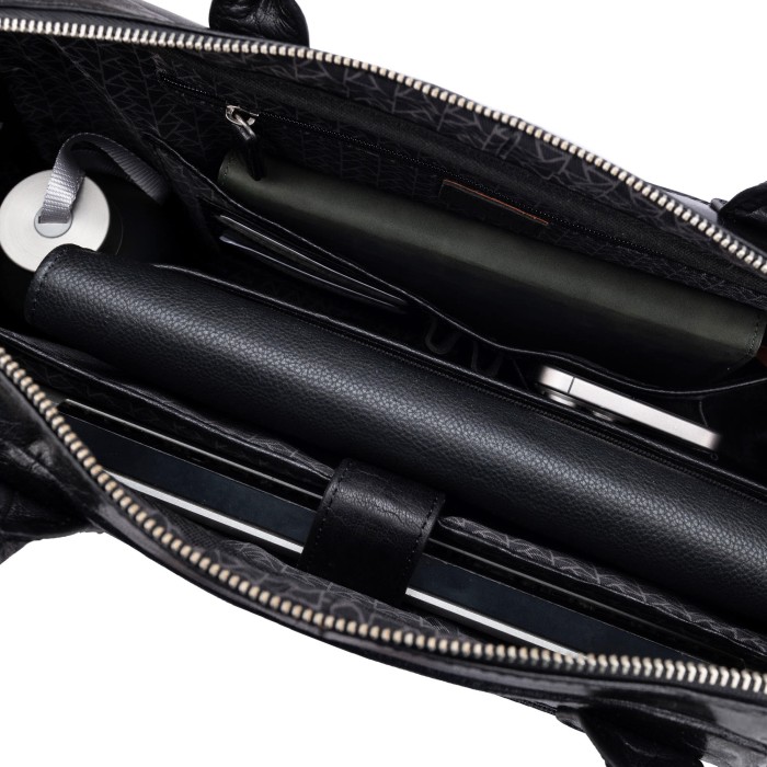 Товар черного цвета с внутренней стороны