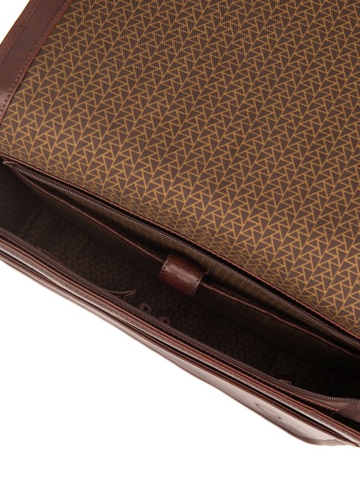 Товар черного цвета с внутренней стороны