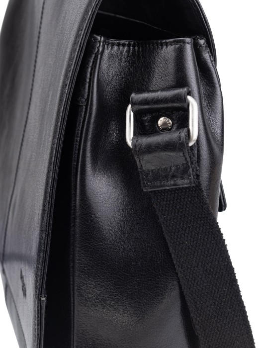 Товар черного цвета с внутренней стороны