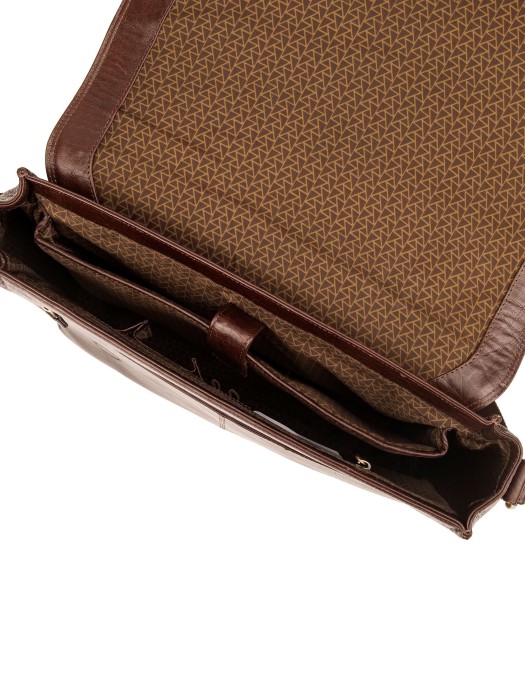 Товар коричневого цвета с внутренней стороны