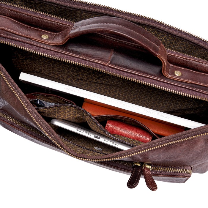 Товар коричневого цвета с внутренней стороны