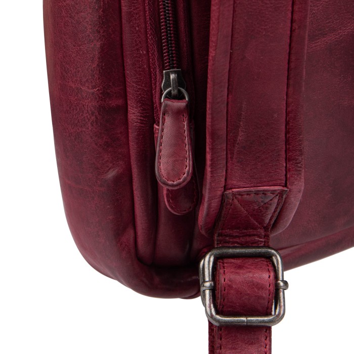 Товар красного цвета с внутренней стороны