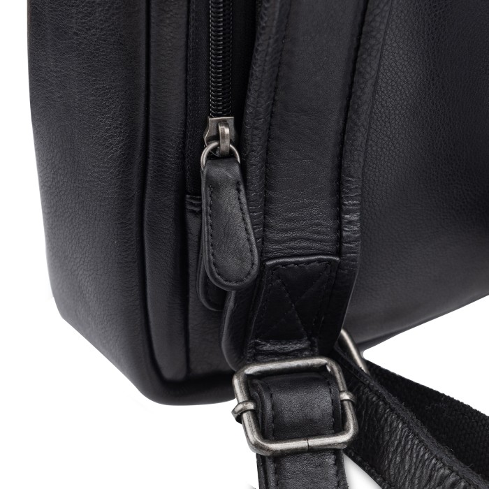 Товар черного цвета с внутренней стороны