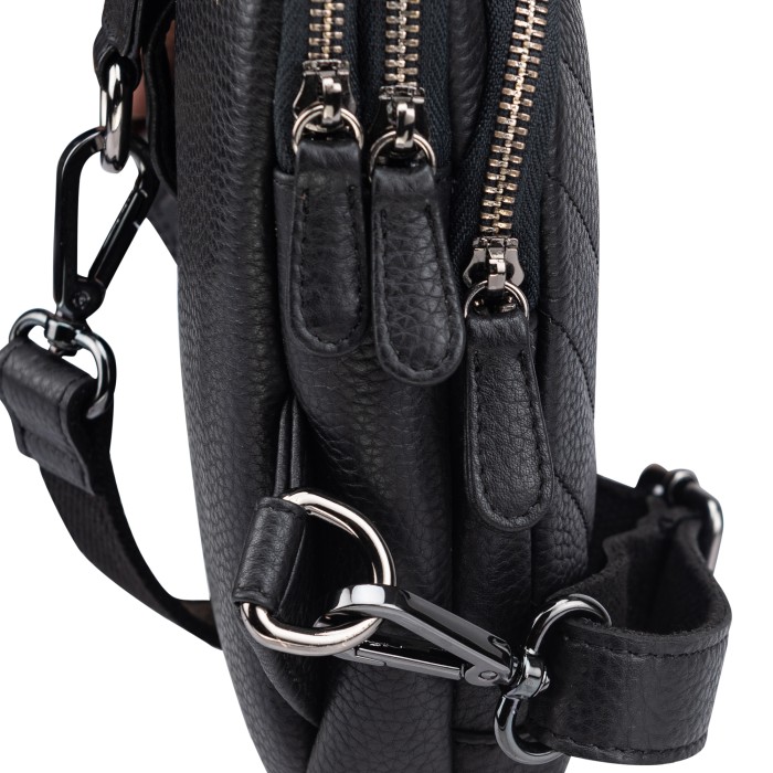 Товар черного цвета с внутренней стороны