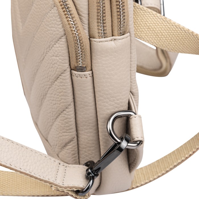 Товар бежевого цвета с внутренней стороны