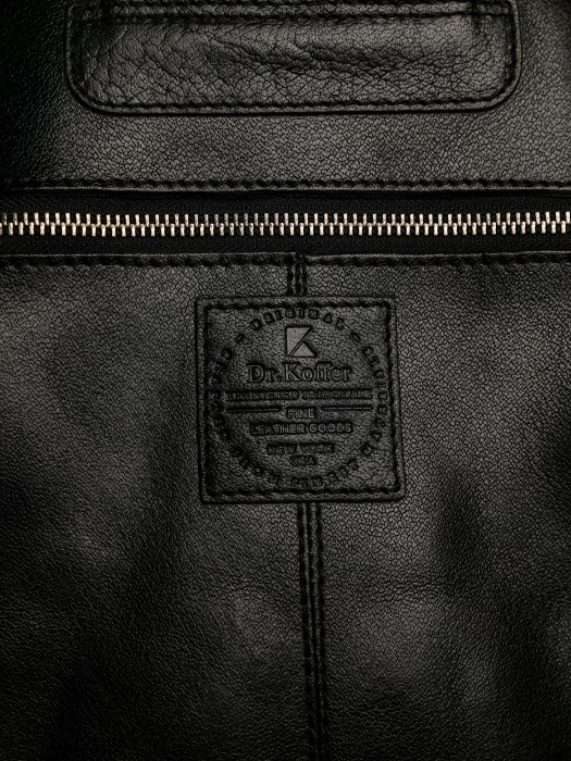 Товар черного цвета с внутренней стороны