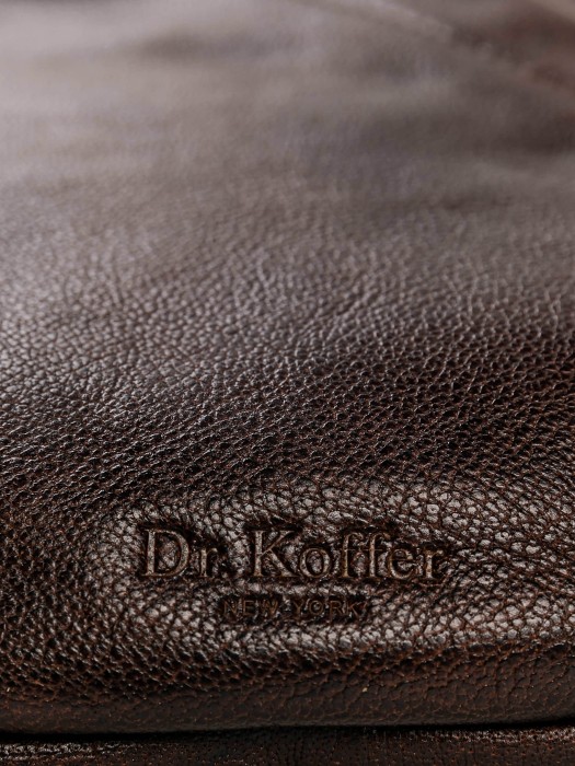 Товар коричневого цвета с внутренней стороны