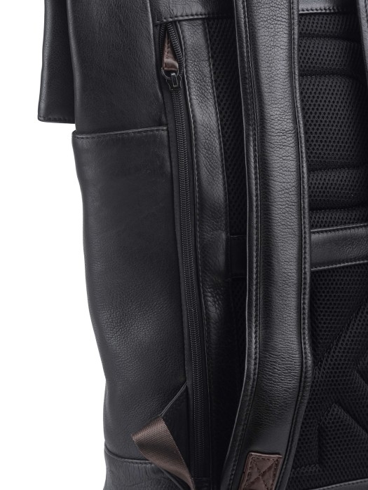 Товар черного цвета с внутренней стороны