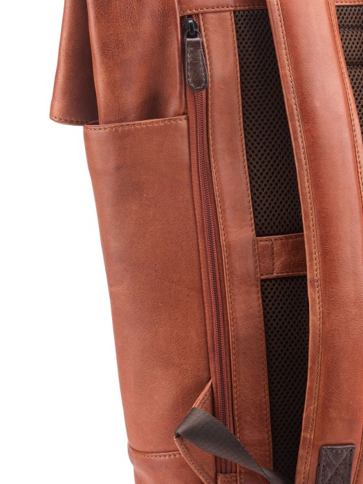 Товар коричневого цвета с внутренней стороны