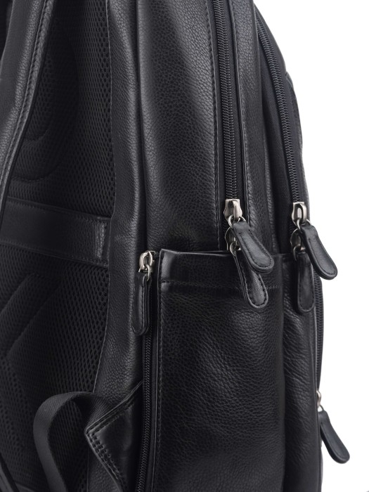 Товар черного цвета с внутренней стороны