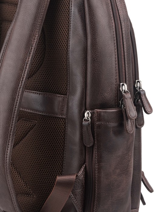 Товар коричневого цвета с внутренней стороны