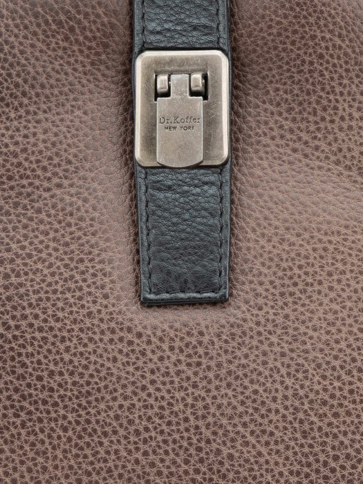 Товар коричневого цвета с внутренней стороны