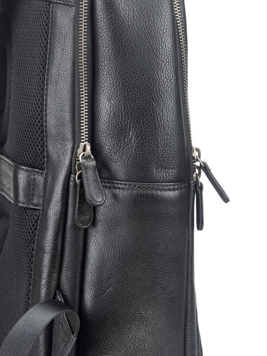 Товар черного цвета с внутренней стороны