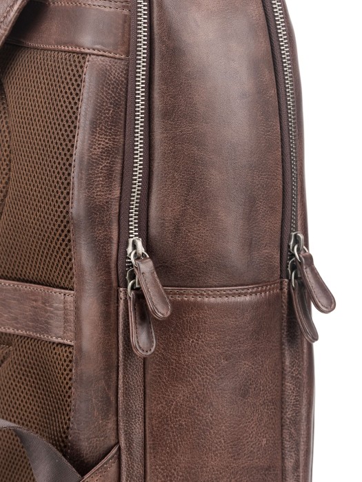 Товар коричневого цвета с внутренней стороны