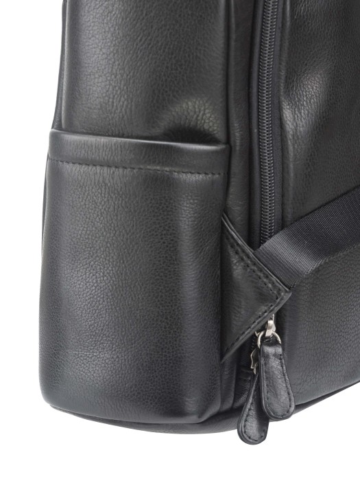 Товар черного цвета с внутренней стороны