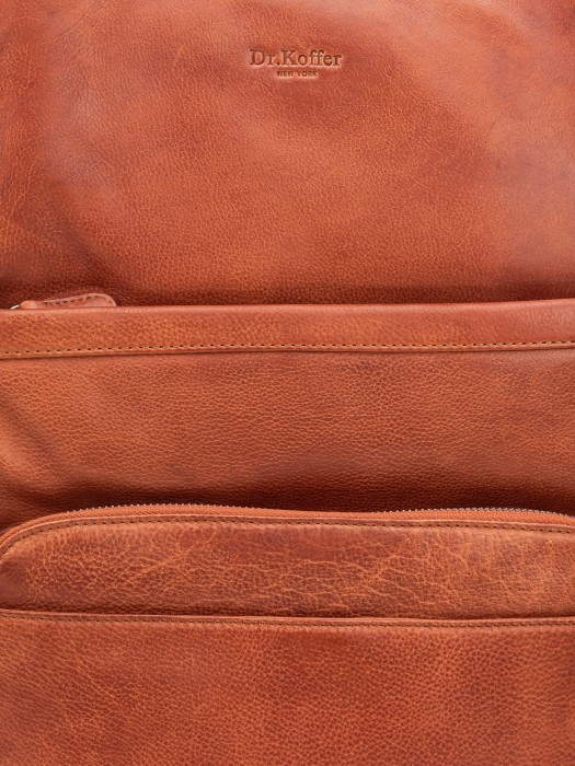 b402939-244-05 рюкзак от бренда dr.koffer вид слева