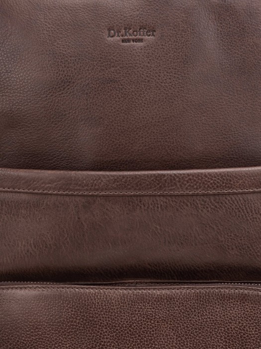 b402939-244-09 рюкзак от бренда dr.koffer вид слева