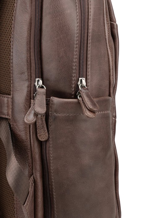 Товар коричневого цвета с внутренней стороны