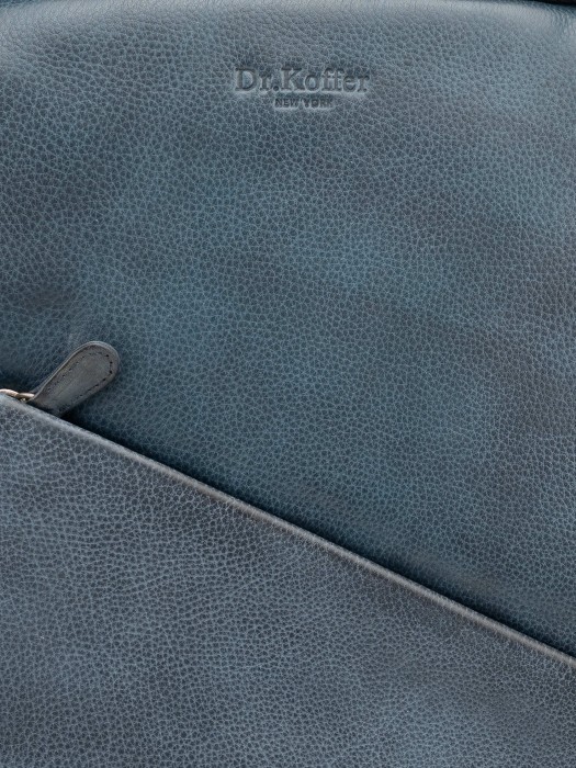 Товар синего цвета с внутренней стороны