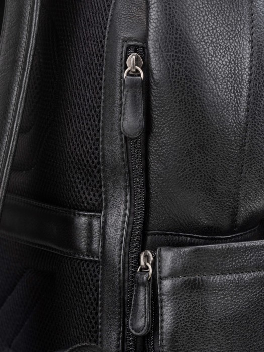 Товар черного цвета с внутренней стороны