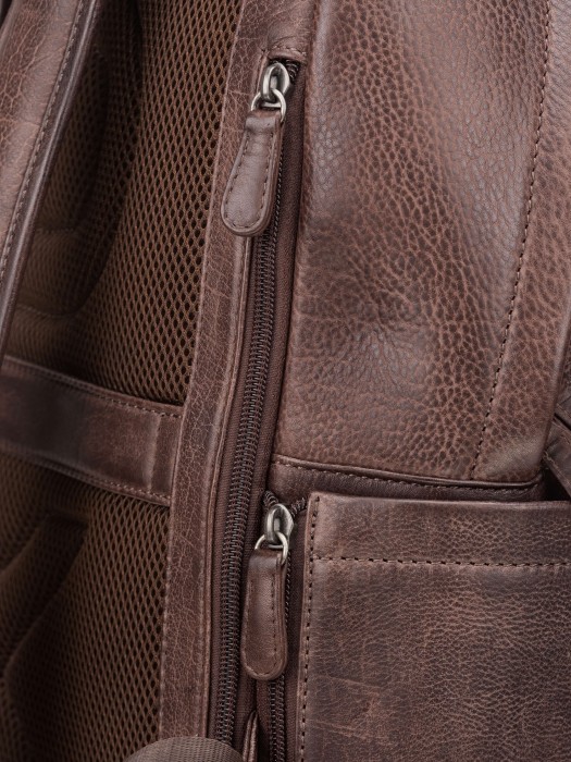 Товар коричневого цвета с внутренней стороны