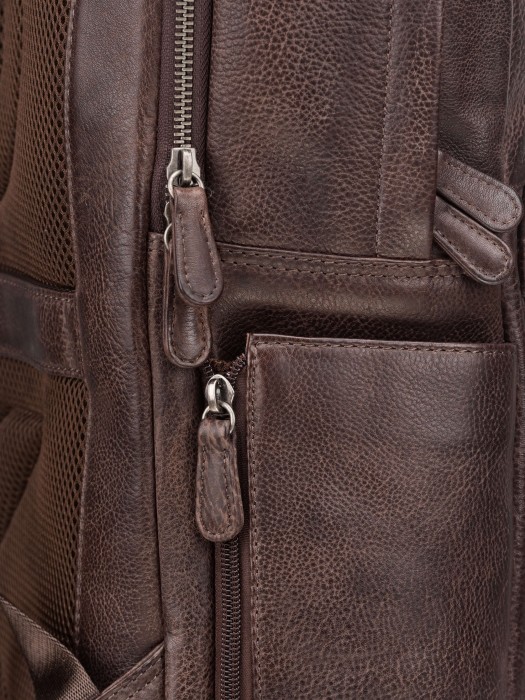 Товар коричневого цвета с внутренней стороны