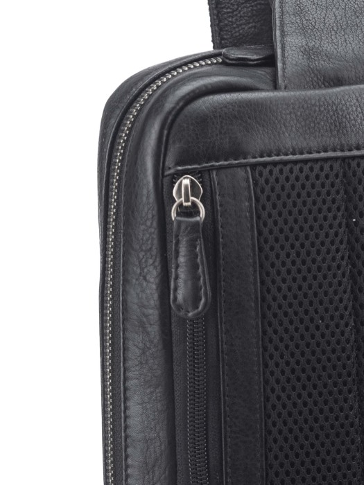 Товар черного цвета с внутренней стороны