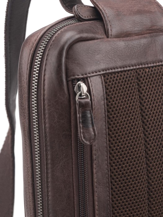 Товар коричневого цвета с внутренней стороны